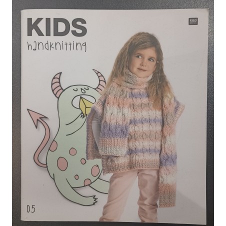 05. Kids Handknitting